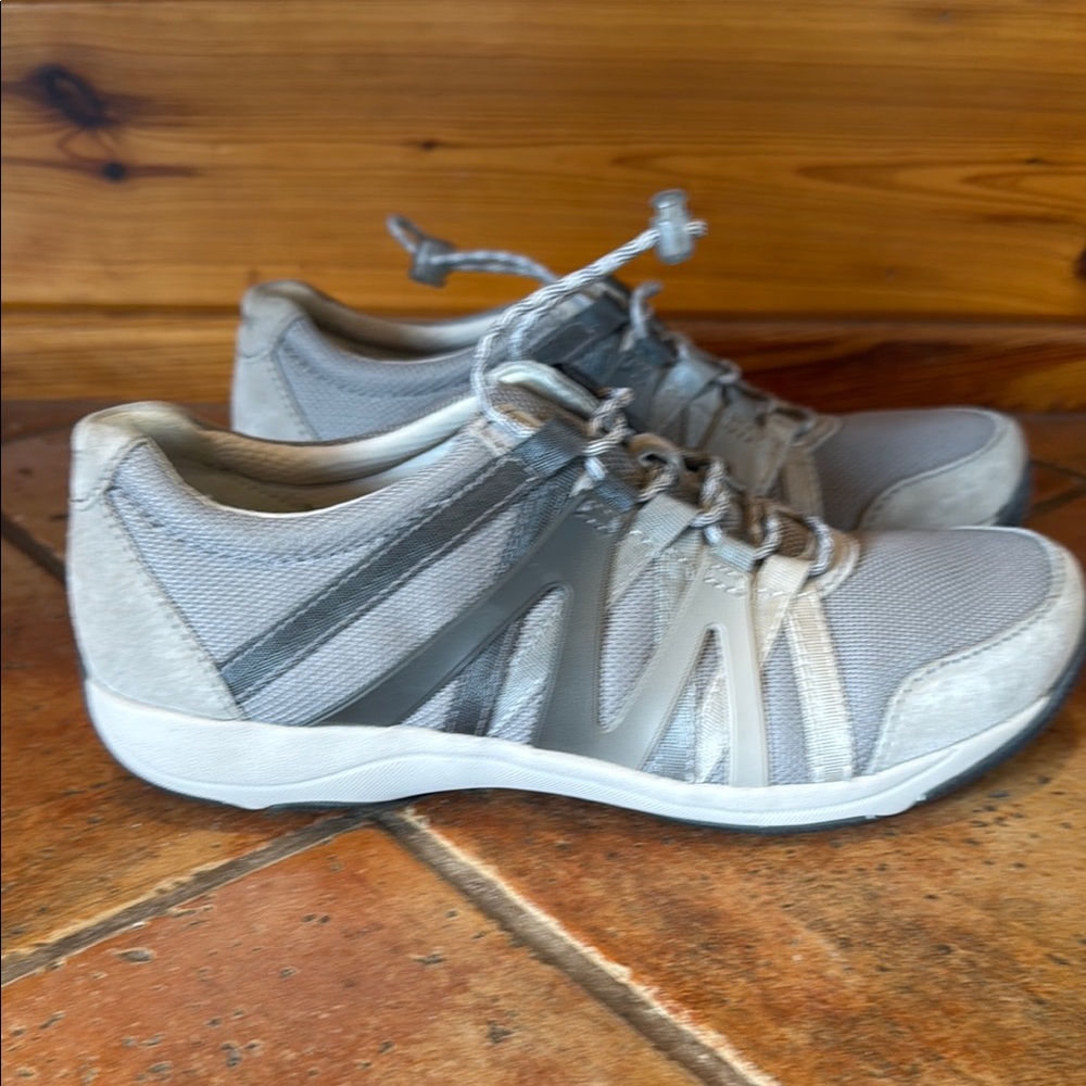 Hiking sneakers. Dansko women’s Henriette sneakers. New. Outdoor active!